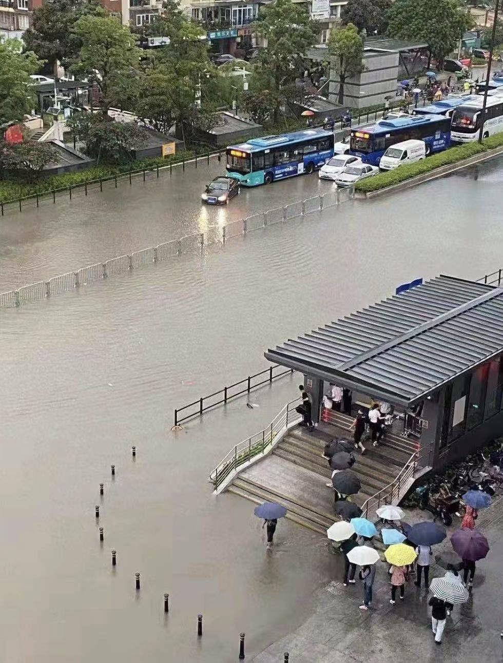 南方暴雨实时更新报道，微博最新消息汇总