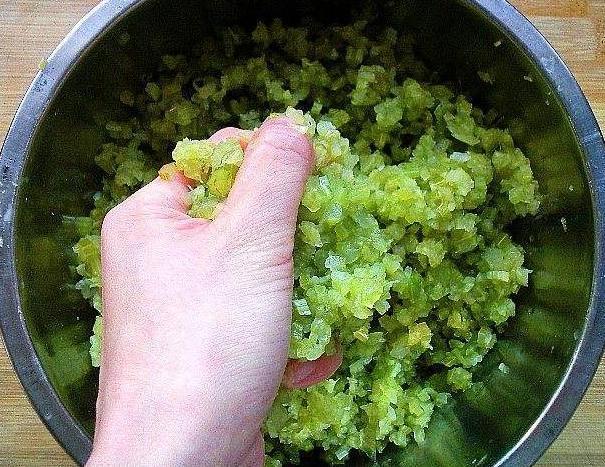 芹菜饺子馅制作详解，传统美食的现代烹饪艺术