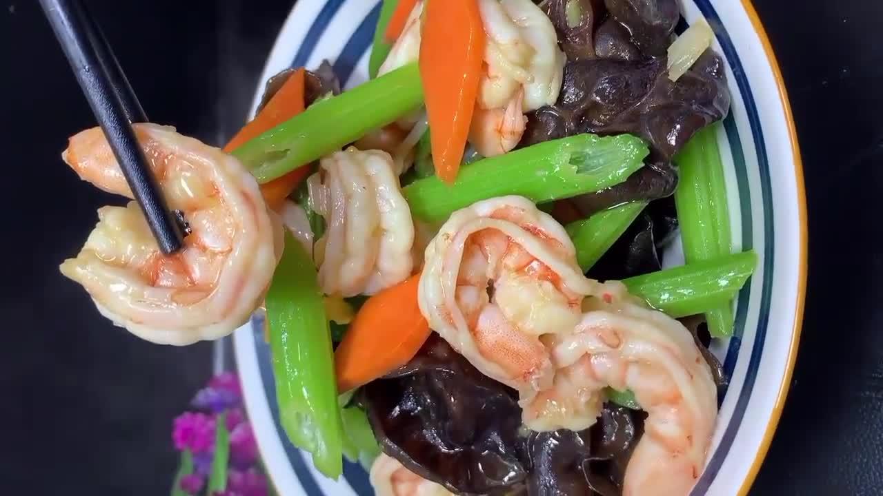 木耳炒虾仁，美味佳肴的制作方法