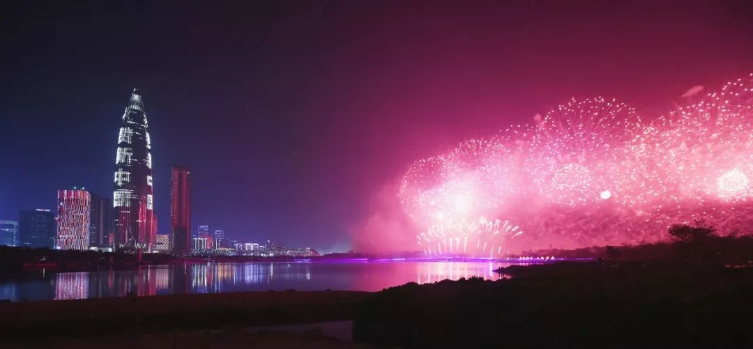 深圳烟花盛宴，璀璨夜空绽放精彩瞬间